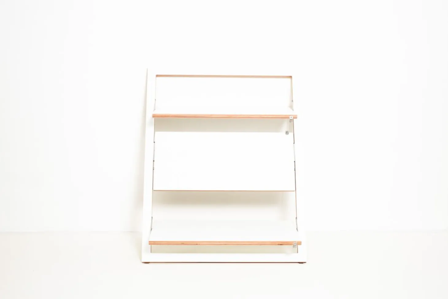 AMBIVALENZ Fläpps Lehnregal weiß