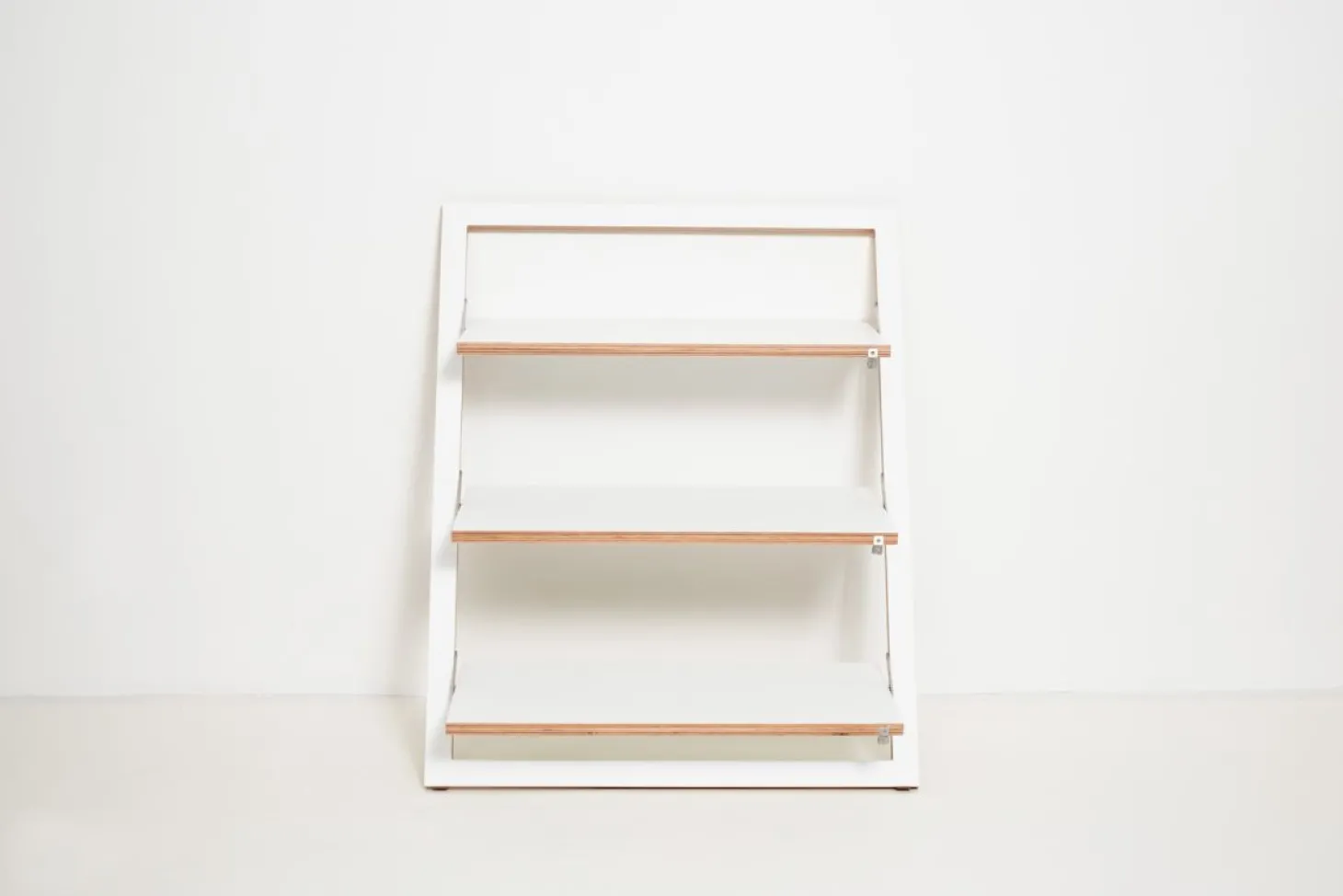 AMBIVALENZ Fläpps Lehnregal weiß