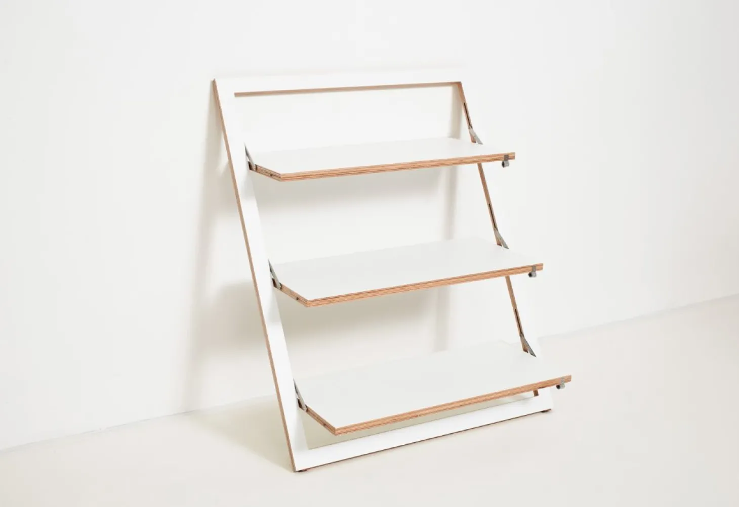 AMBIVALENZ Fläpps Lehnregal weiß