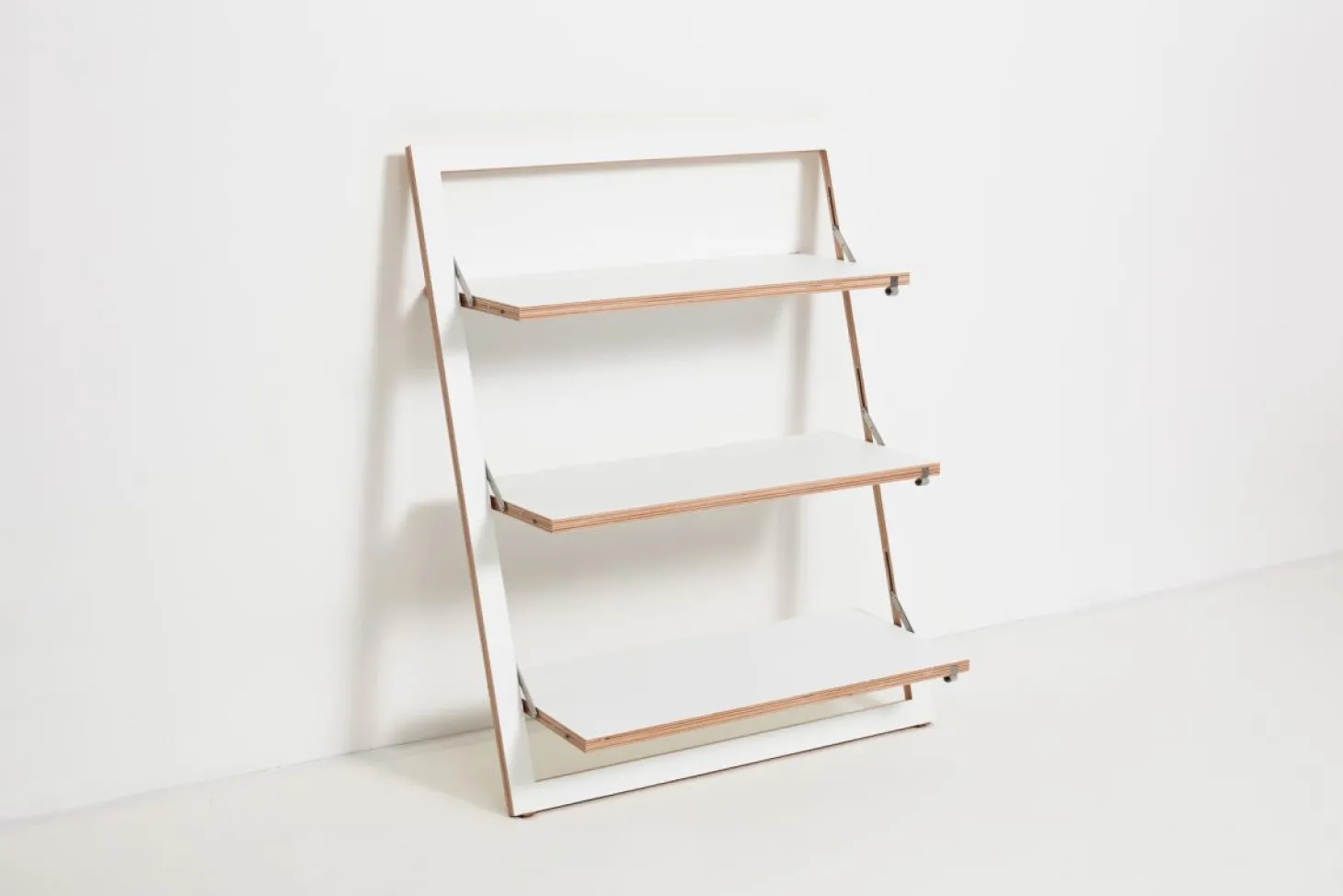 AMBIVALENZ Fläpps Lehnregal weiß