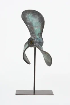 Batela Vintage Schiffsschraube aus Kunstharz auf Metallsockel