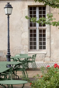 Fermob Opéra+ Cafe-Tisch Ø67 cm Lakritze