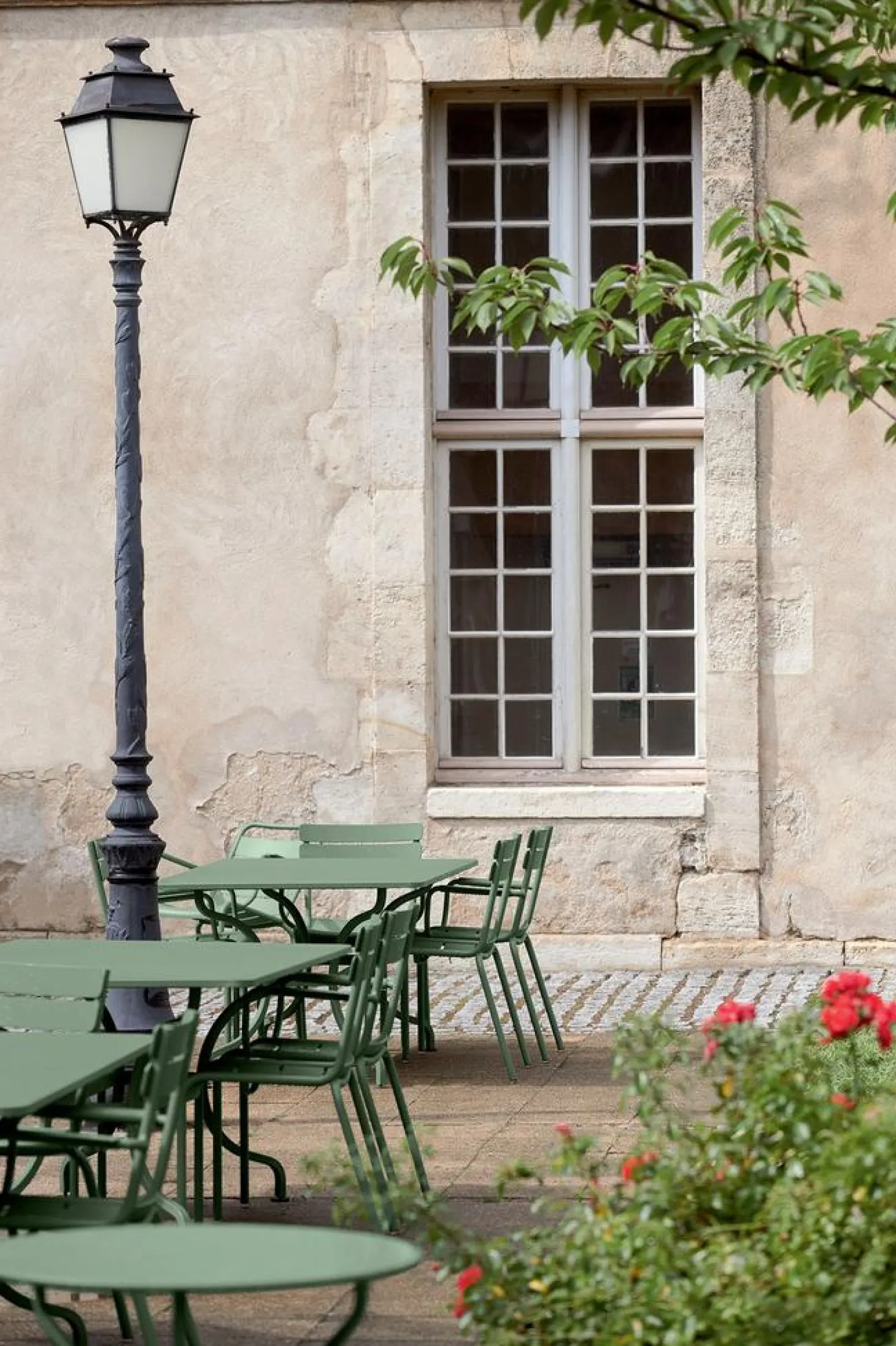 Fermob Opéra+ Cafe-Tisch Ø67 cm Lakritze