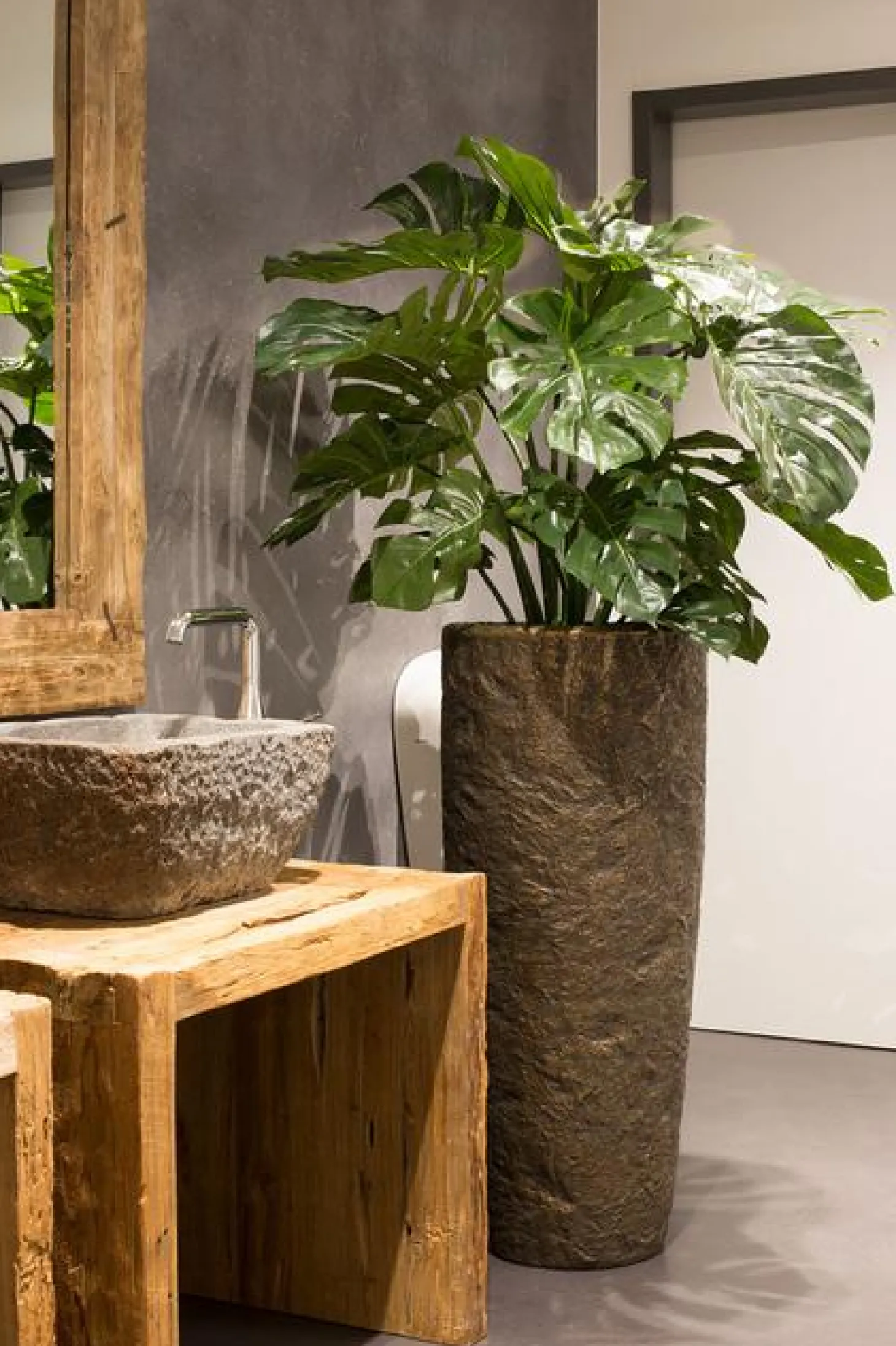 Fleur Ami Rocky Bodenvase mit Steinstruktur Ø 35 cm, Höhe 79 cm black granite