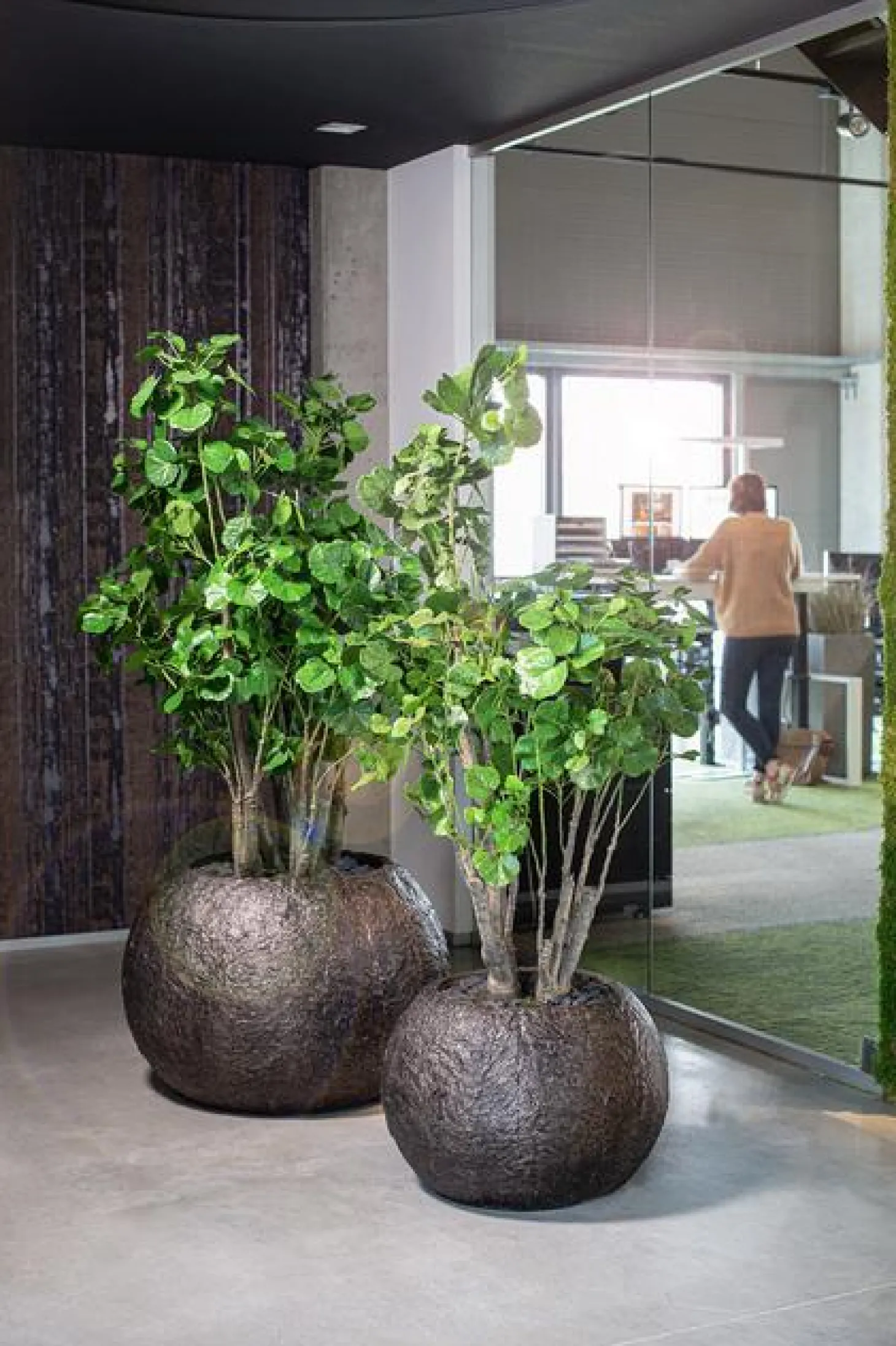 Fleur Ami Rocky Gobe Pflanzkugel mit Metallpigmenten Ø 60 cm, Höhe 43 cm black granite