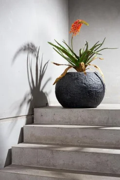 Fleur Ami Rocky Gobe Pflanzkugel mit Metallpigmenten Ø 60 cm, Höhe 43 cm black granite