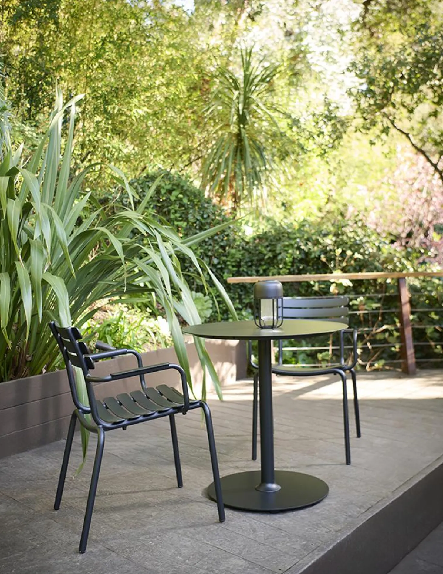 HOUE ALUA Outdoor Stuhl mit Armlehne Olivgrün