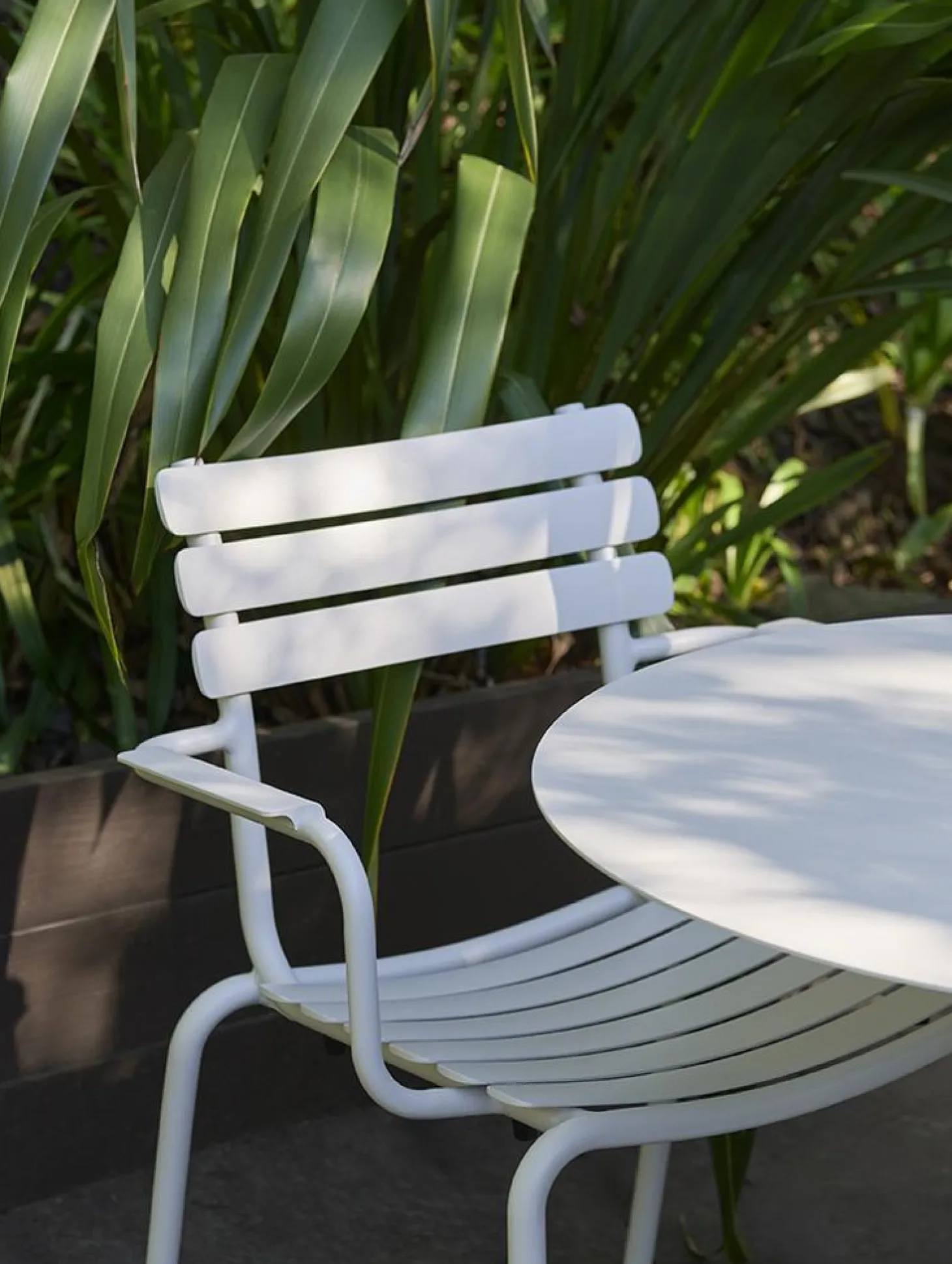 HOUE ALUA Outdoor Stuhl mit Armlehne Olivgrün