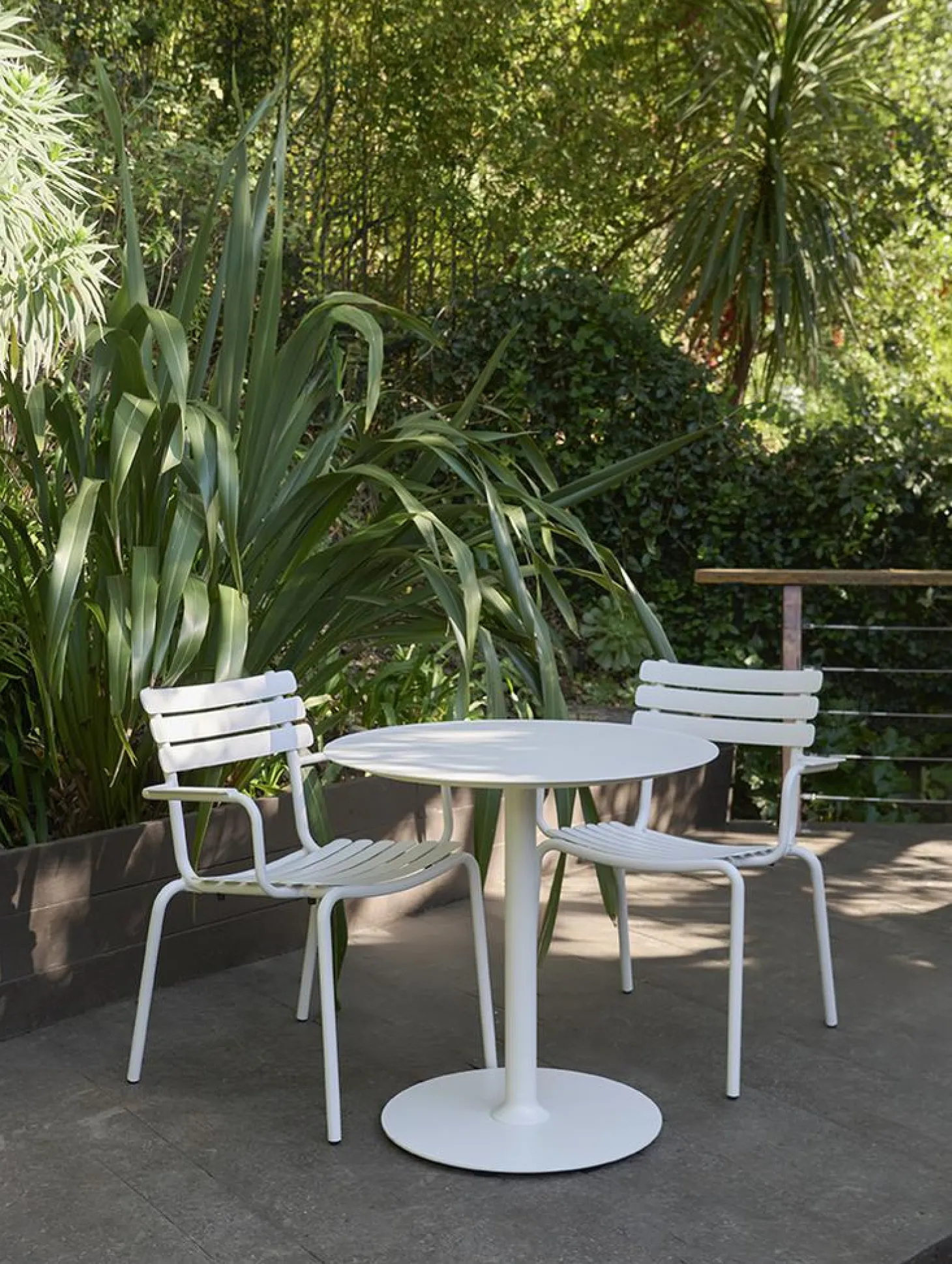 HOUE ALUA Outdoor Stuhl mit Armlehne Olivgrün