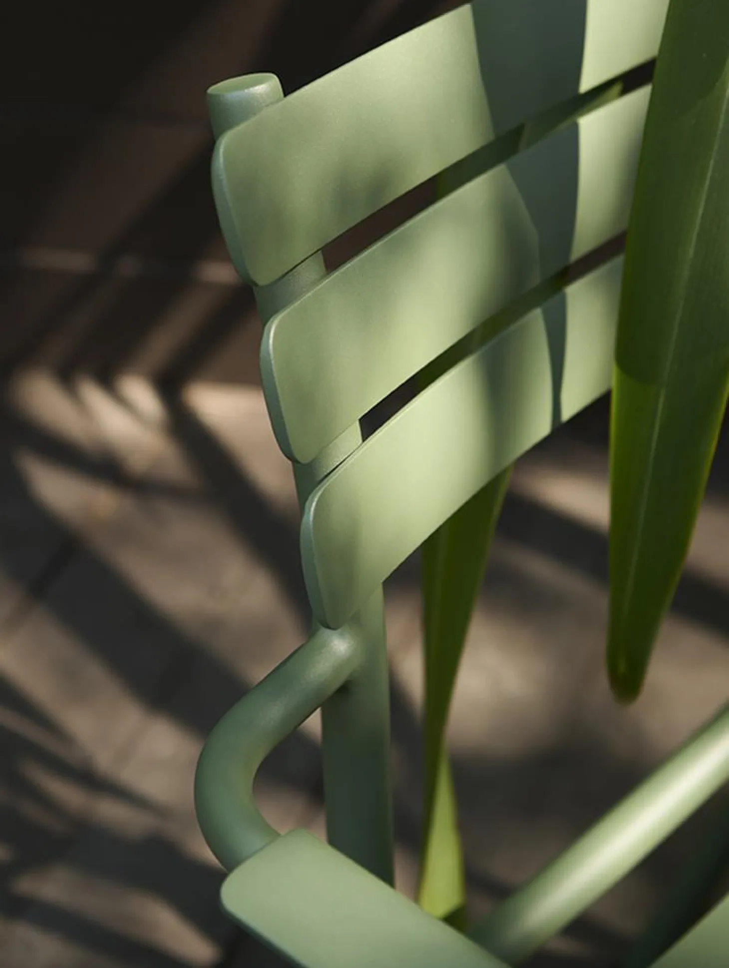 HOUE ALUA Outdoor Stuhl mit Armlehne Olivgrün