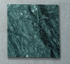 Jan Kurtz Beistelltisch Pino Marmor Säulenform Gestell lunasilber Platte guatemala