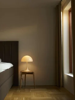 Louis Poulsen Panthella 320 Tischleuchte Opal Weiß