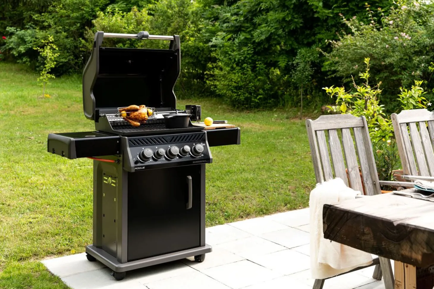 Napoleon ROGUE® 425 RSB - Gasgrill mit Seiten- und Rückbrennern