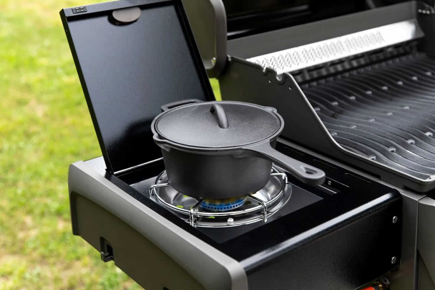 Napoleon ROGUE® 425 RSB - Gasgrill mit Seiten- und Rückbrennern