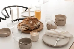 Novoform Elevate Holztablett mit Füßchen Ø 20 cm, Höhe 6,5 cm schwarz