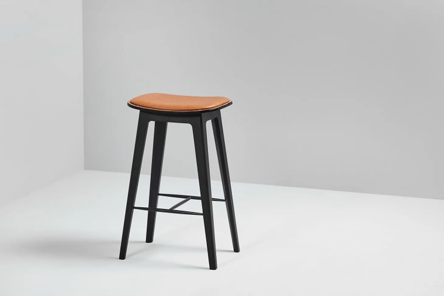 SACKit Nordic Barhocker – Buche schwarz kreuznaht (73cm) Leder Ultra Brandy