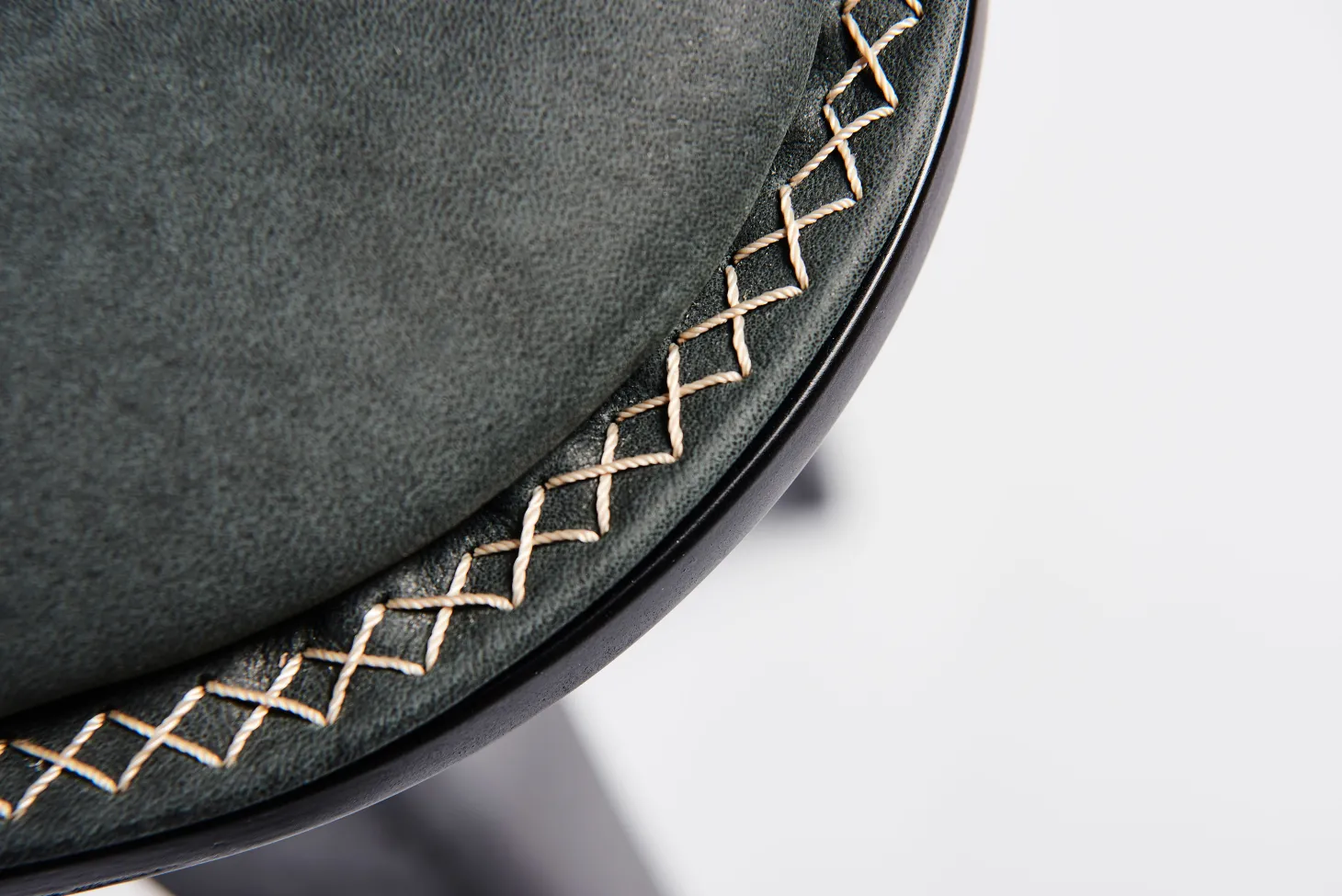 SACKit Nordic Barhocker – Buche schwarz kreuznaht (73cm) Leder Ultra Brandy