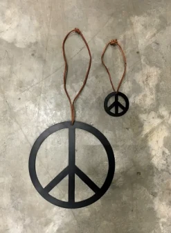 Trademark Living Friedenszeichen aus Metall mit Lederband, Ø 10 cm