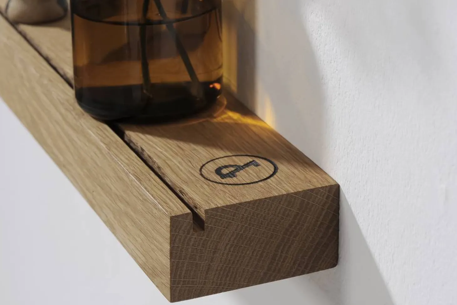 weld & co Wandspiegel mit Eichenholzleiste 100 × 7,5 × 4 cm, Spiegel Ø 50 cm rechts